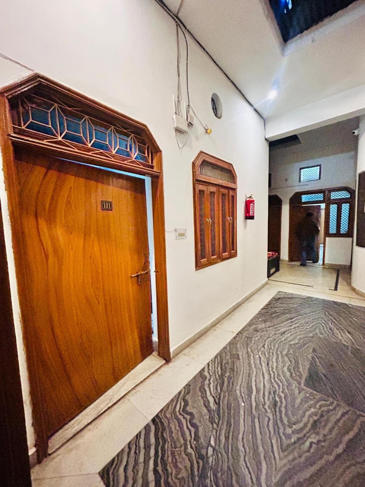 מטורה Agrawal Inn Guest House מראה חיצוני תמונה